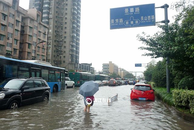 杭州早高峰迎暴雨 上班路上又看海