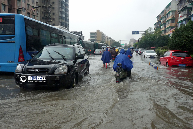 杭州早高峰迎暴雨 上班路上又看海