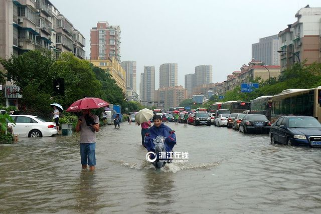 杭州早高峰迎暴雨 上班路上又看海