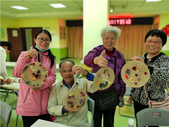 苏州姑苏区沧浪街道潼泾一社区举行永生花挂饰手工活动