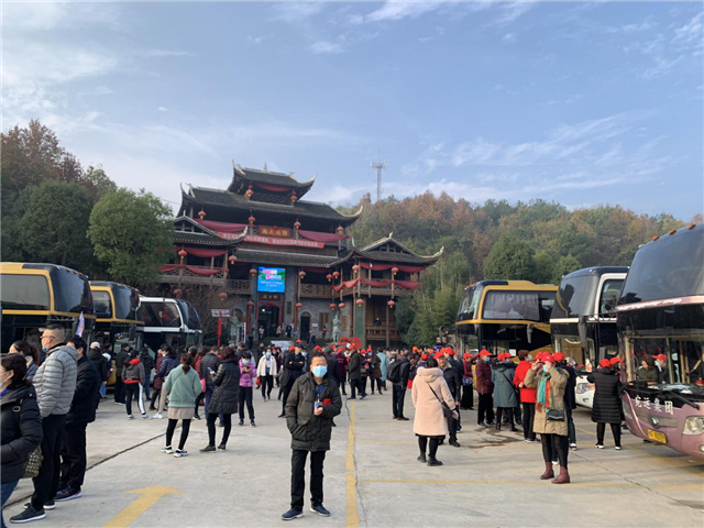 万人冬游打卡大武汉 黄陂锦里沟景区迎来客流最高峰