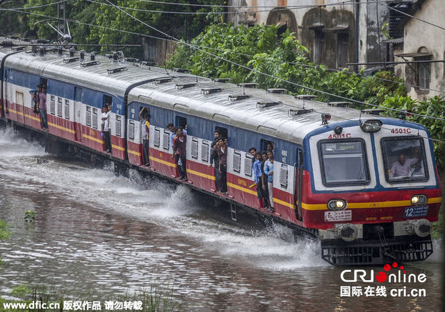 印度暴雨致10死6000人被疏散 火车水中行驶