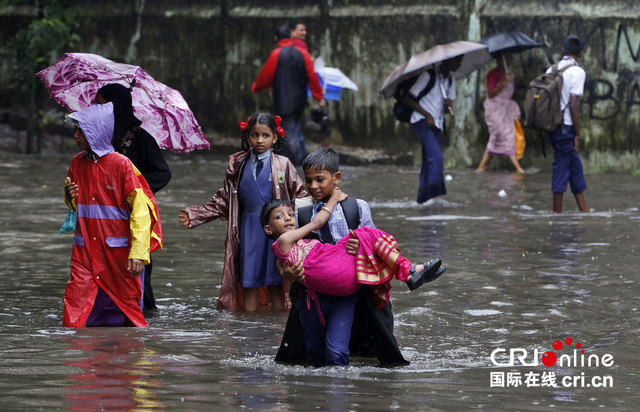 印度暴雨致10死6000人被疏散 火车水中行驶