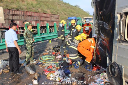 包茂高速一载31人大巴发生侧翻 已致4人死亡多人受伤