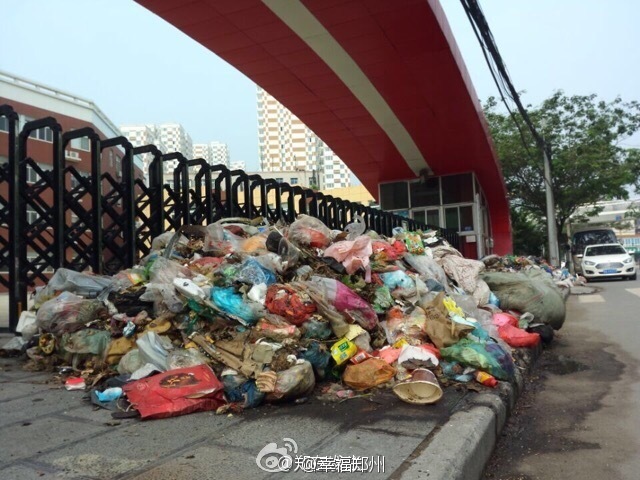 河南一学生未被录取 家长倒垃圾堵校门