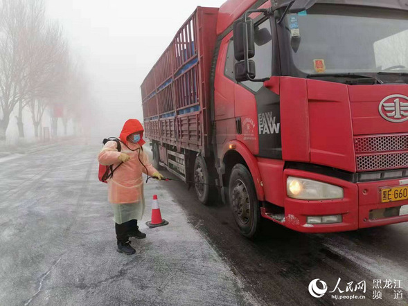 致敬！风雪中的战“疫”人