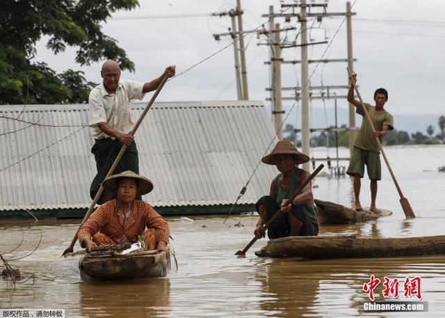 缅甸暴雨引发洪灾村庄变汪洋 民众划船出行