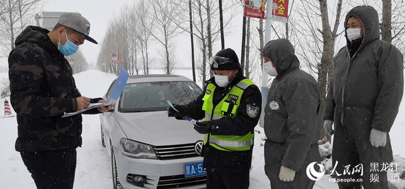 致敬！风雪中的战“疫”人