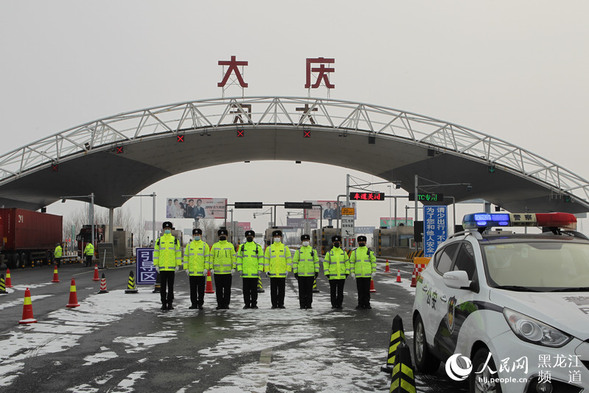 致敬！风雪中的战“疫”人