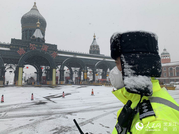 致敬！风雪中的战“疫”人