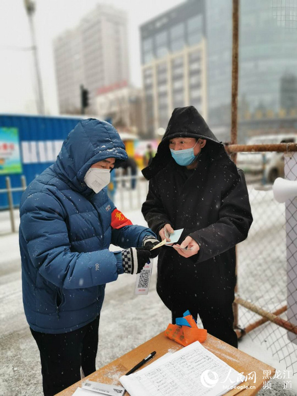 致敬！风雪中的战“疫”人