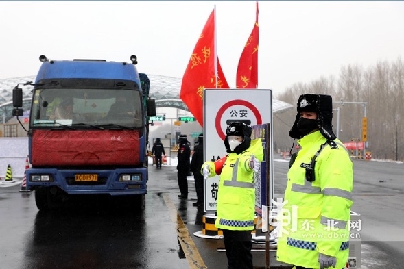 哈市交警全力保障疫情防控期间雪天交通安全平稳