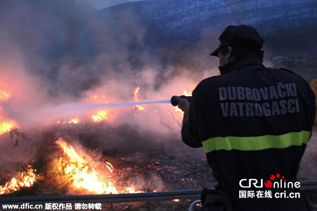 克罗地亚南部旅游胜地山火肆虐 游客居民被迫撤离