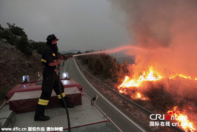 克罗地亚南部旅游胜地山火肆虐 游客居民被迫撤离