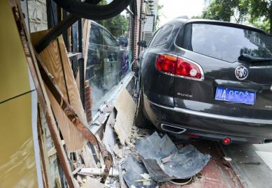 成都女司机误把油门当刹车 越野车撞上理发店