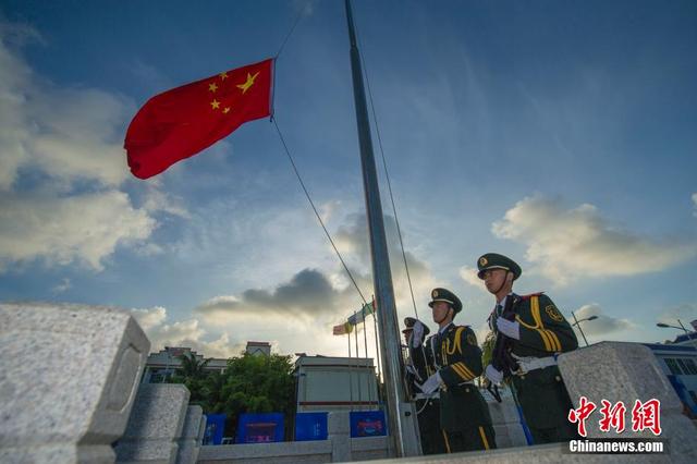 三沙市在9个岛礁举行联动升旗仪式庆祝设市三周年