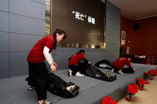 【社会民生】感悟生命 四川外国语学院举行清明节生命体验活动