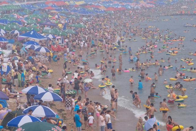 全国多地持续高温 深圳14万人海滩“下饺子”