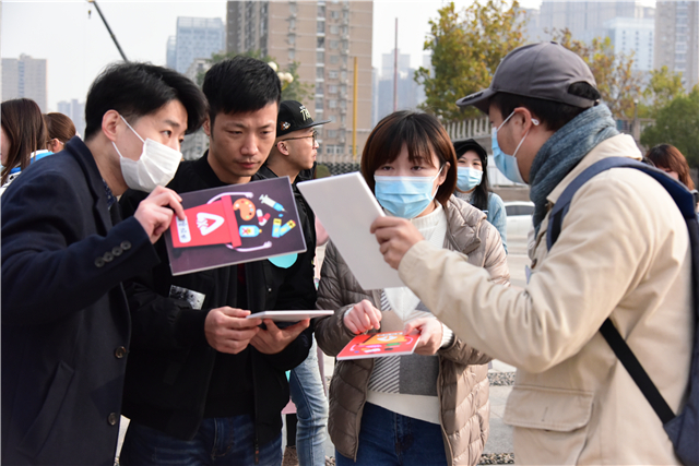 湖北欧美同学会组织青年海归开展保护长江公益活动