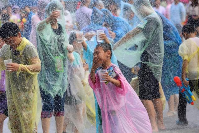 全国多地持续高温 深圳14万人海滩“下饺子”