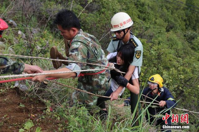 云南丽江一中巴车坠崖致3死16伤