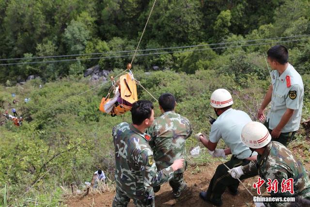 云南丽江一中巴车坠崖致3死16伤