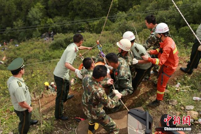 云南丽江一中巴车坠崖致3死16伤