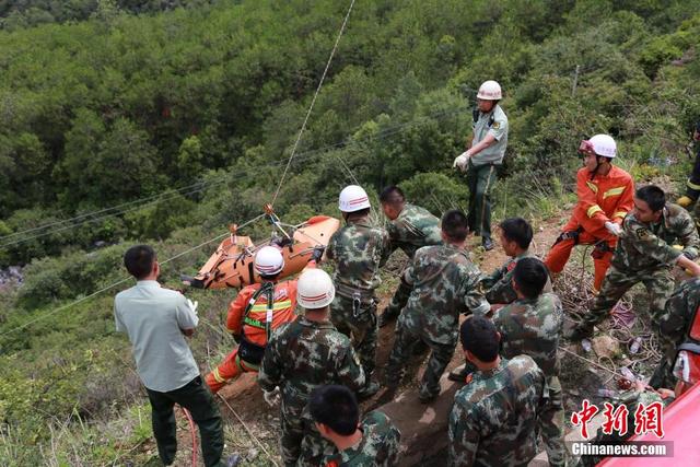 云南丽江一中巴车坠崖致3死16伤