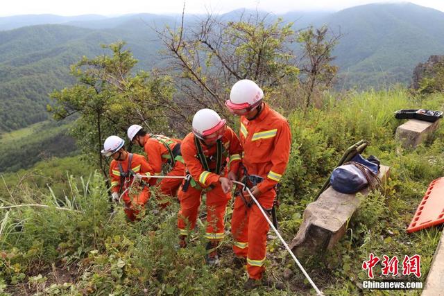 云南丽江一中巴车坠崖致3死16伤