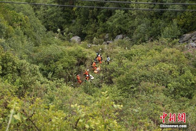 云南丽江一中巴车坠崖致3死16伤