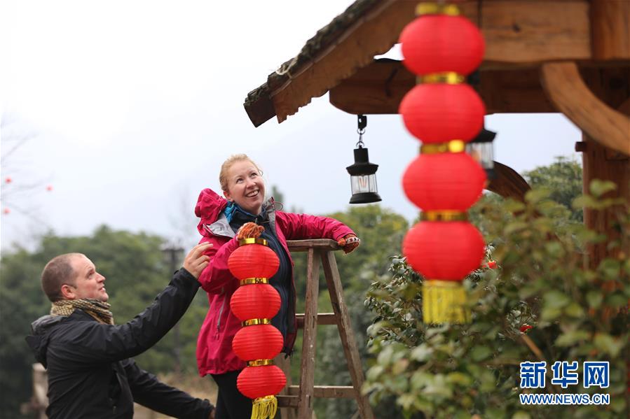 河北：灯笼红 年味浓