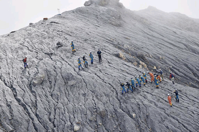 日本搜救队近一年后重返御岳火山 寻找6名失踪者