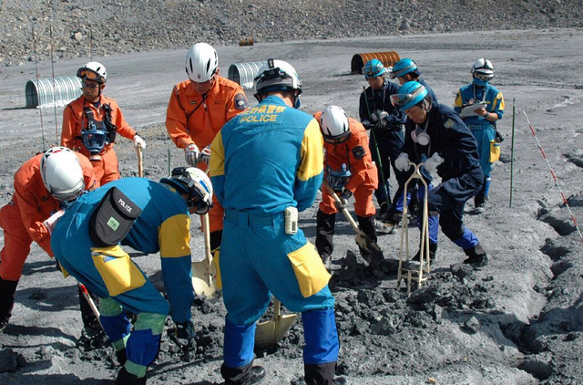 日本搜救队近一年后重返御岳火山 寻找6名失踪者