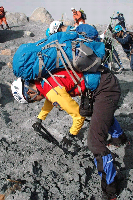 日本搜救队近一年后重返御岳火山 寻找6名失踪者