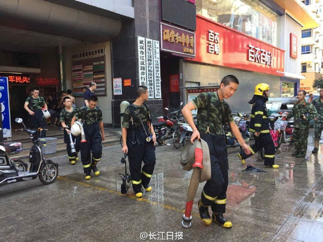 武汉一大厦起火多人被困 疑似吸毒人员纵火