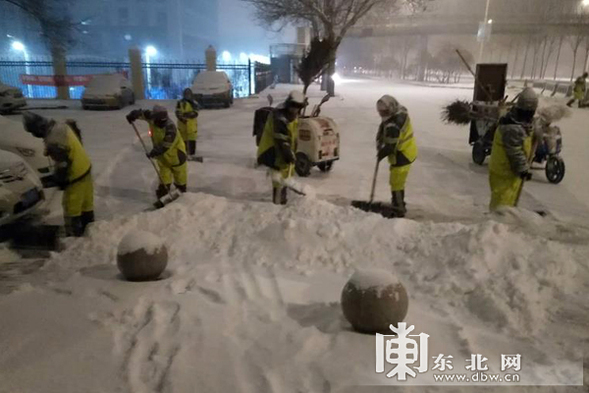 哈尔滨南岗区机械组合连夜清雪保畅通