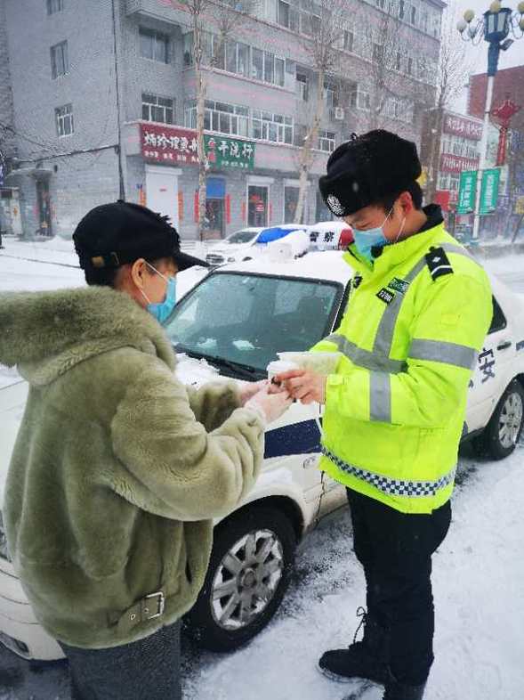 虎林市妇联开展 “爱心水饺 情暖抗疫一线”慰问活动