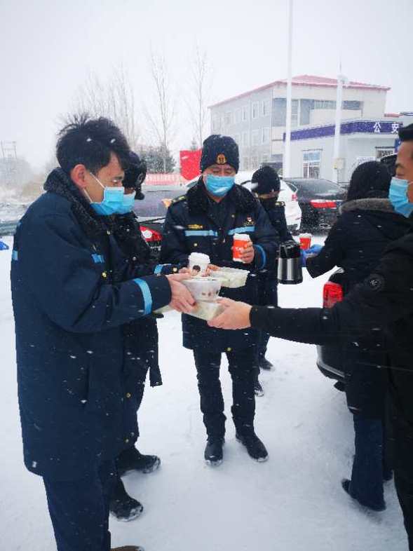 虎林市妇联开展 “爱心水饺 情暖抗疫一线”慰问活动