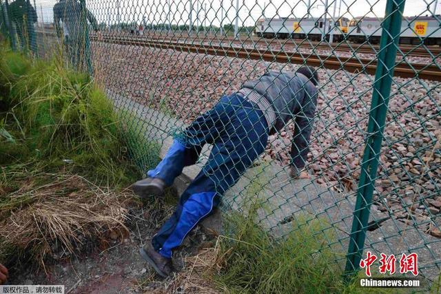 数千偷渡者冲击英法海底隧道 沿铁路前往英国