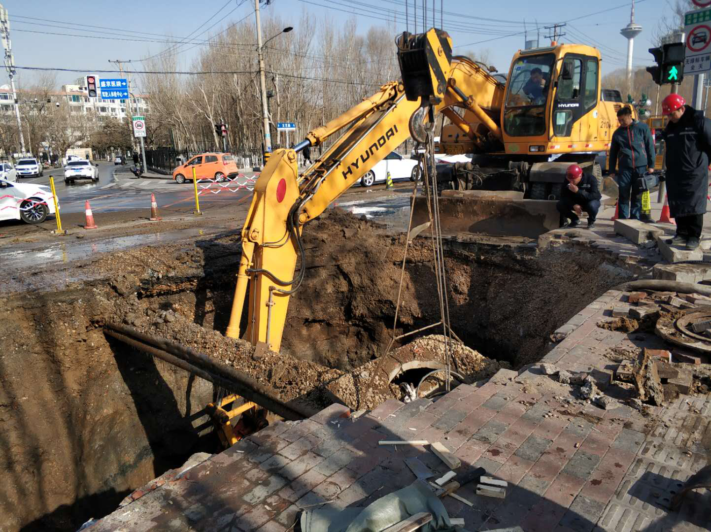 新春走基层：沈阳水务集团连夜抢修爆裂供水管线