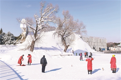 沈阳市民到北陵去玩雪