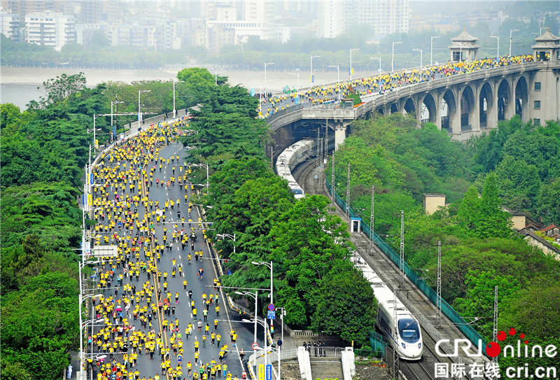 【湖北】【CRI原创】2019武汉马拉松报名启动 首设军运方阵和军运跑团