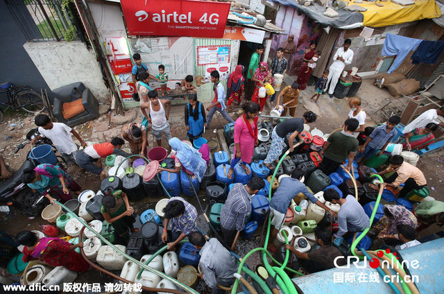 印度首都20%居民无自来水供应 靠水罐车运水