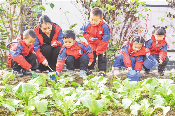 小朋友打理“开心农场”