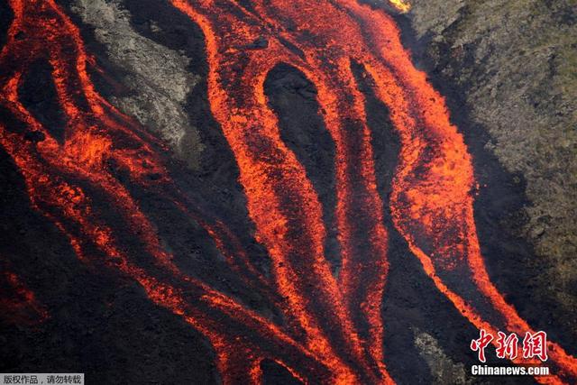 法国留尼旺岛富尔奈斯火山喷发 灼热熔岩流出如红色缎带