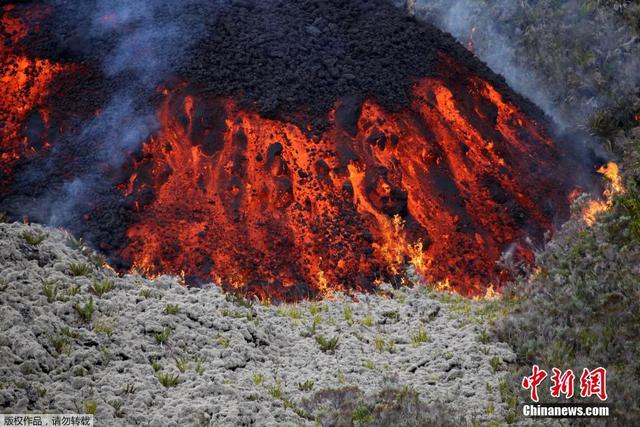 法国留尼旺岛富尔奈斯火山喷发 灼热熔岩流出如红色缎带