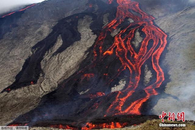 法国留尼旺岛富尔奈斯火山喷发 灼热熔岩流出如红色缎带