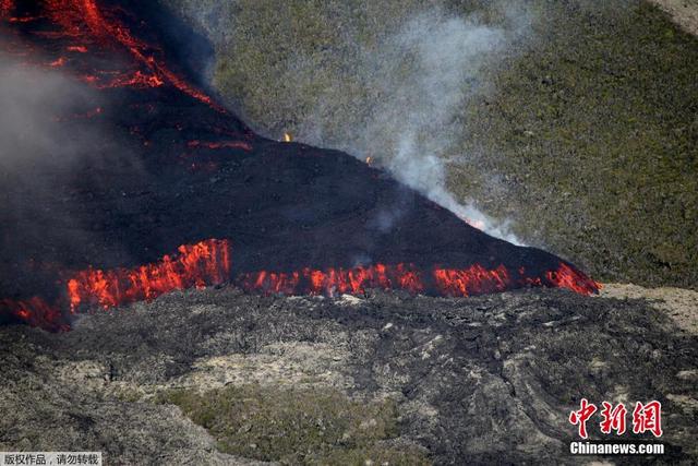 法国留尼旺岛富尔奈斯火山喷发 灼热熔岩流出如红色缎带