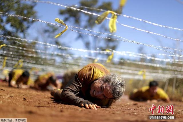 巴西举办15公里障碍赛 选手攀高墙爬泥地不示弱