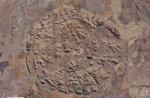 卫星拍到南非神奇正圆形岩石地貌 源自13亿年前火山活动